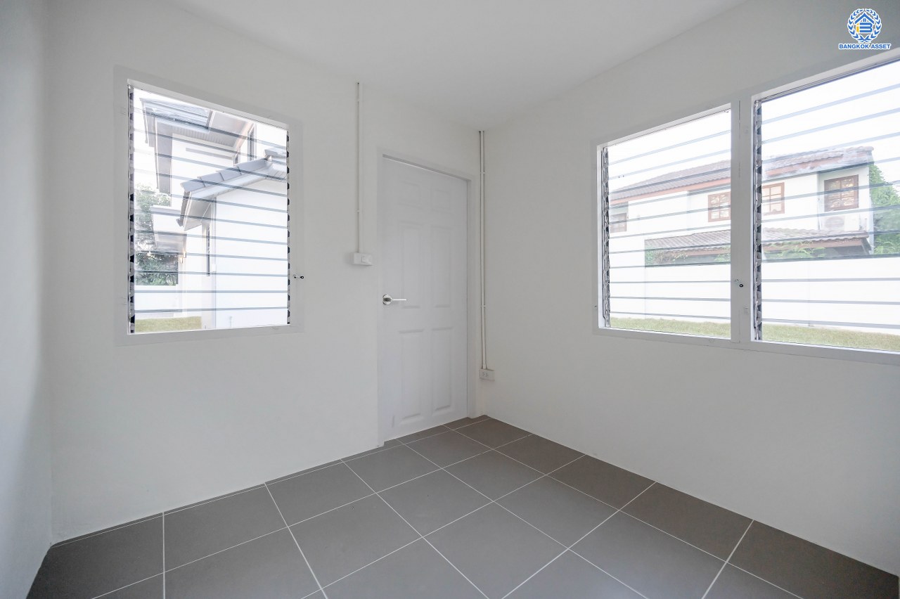 บ้านมือสองตกแต่งใหม่ หลังใหญ่พิเศษ โครงการ ชวนชื่นกรีนวิลล์ พุทธมณฑลสาย2 เนื้อที่ 108 ตร.ว. พื้นที่ใช้สอย 250 ตร.ม. ภายในตกแต่งหรูหรา บรรยากาศเป็นส่วนตัว พร้อมมีสระว่ายน้ำในตัว มาพร้อมฟังก์ชันจัดเต็ม 4 ห้องนอน 4 ห้องน้ำ 1 ห้องแม่บ้าน จอดรถได้ 2 คัน บนทำเลศักยภาพ เข้า-ออกได้ทั้ง ถ.พุทธมณฑลสาย2 และ ถ.กาญจนาภิเษก ใกล้ทางคู่ขนานลอยฟ้าบรมราชชนนี, เซ็นทรัลปิ่นเกล้า และม.มหิดล